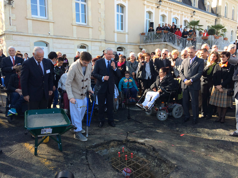 Les enfants du centre et le personnel soignant ont participé à la pose de la première pierre du futur bâtiment.