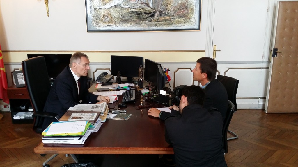 Franck Montaugé, dans son bureau de la mairie d'Auch, pendant l'interview de "La Dépêche du Midi". ©franckmontauge.fr